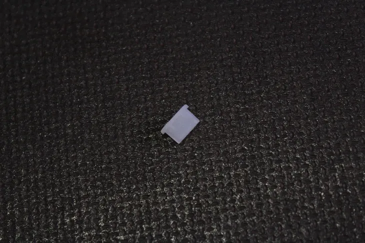 zaslepka-oslona-usb-c-biala-marka-bez-marki