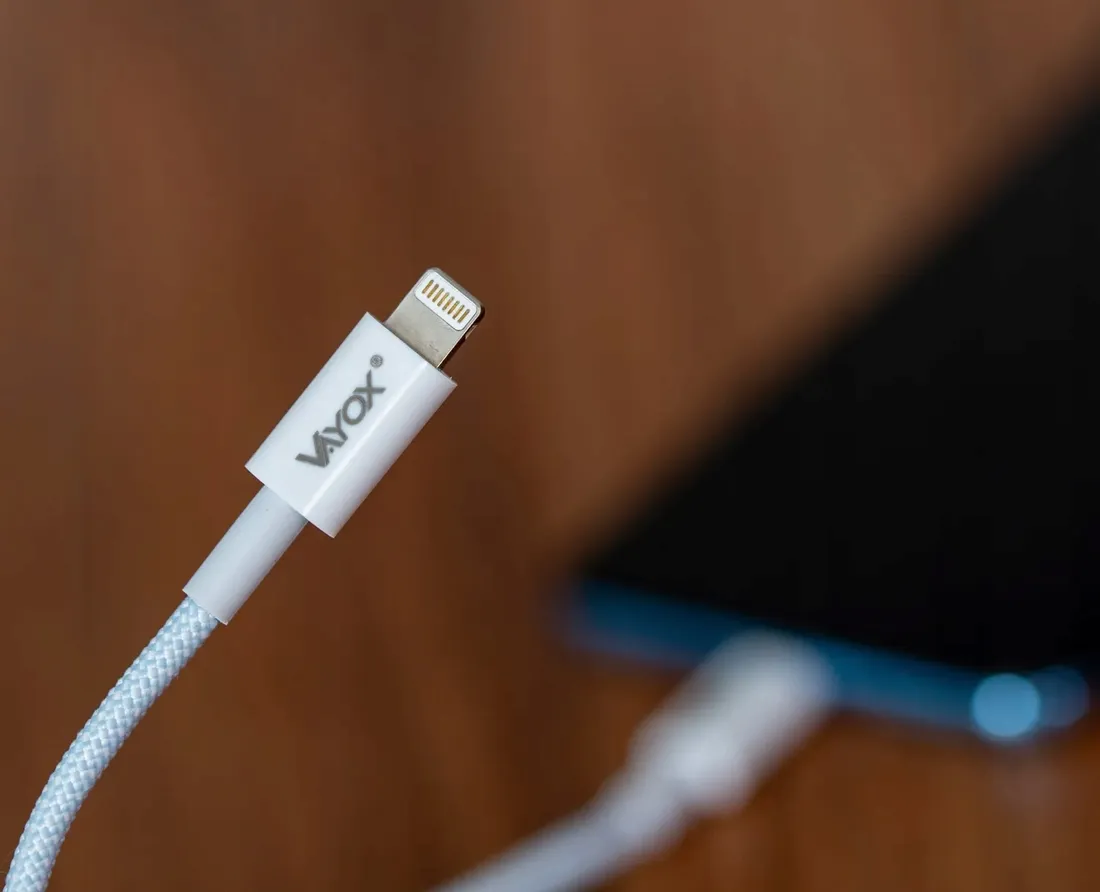 kabel-usb-c-lightning-do-iphone-pd-20w-3a-1m-vayox-stan-nowy