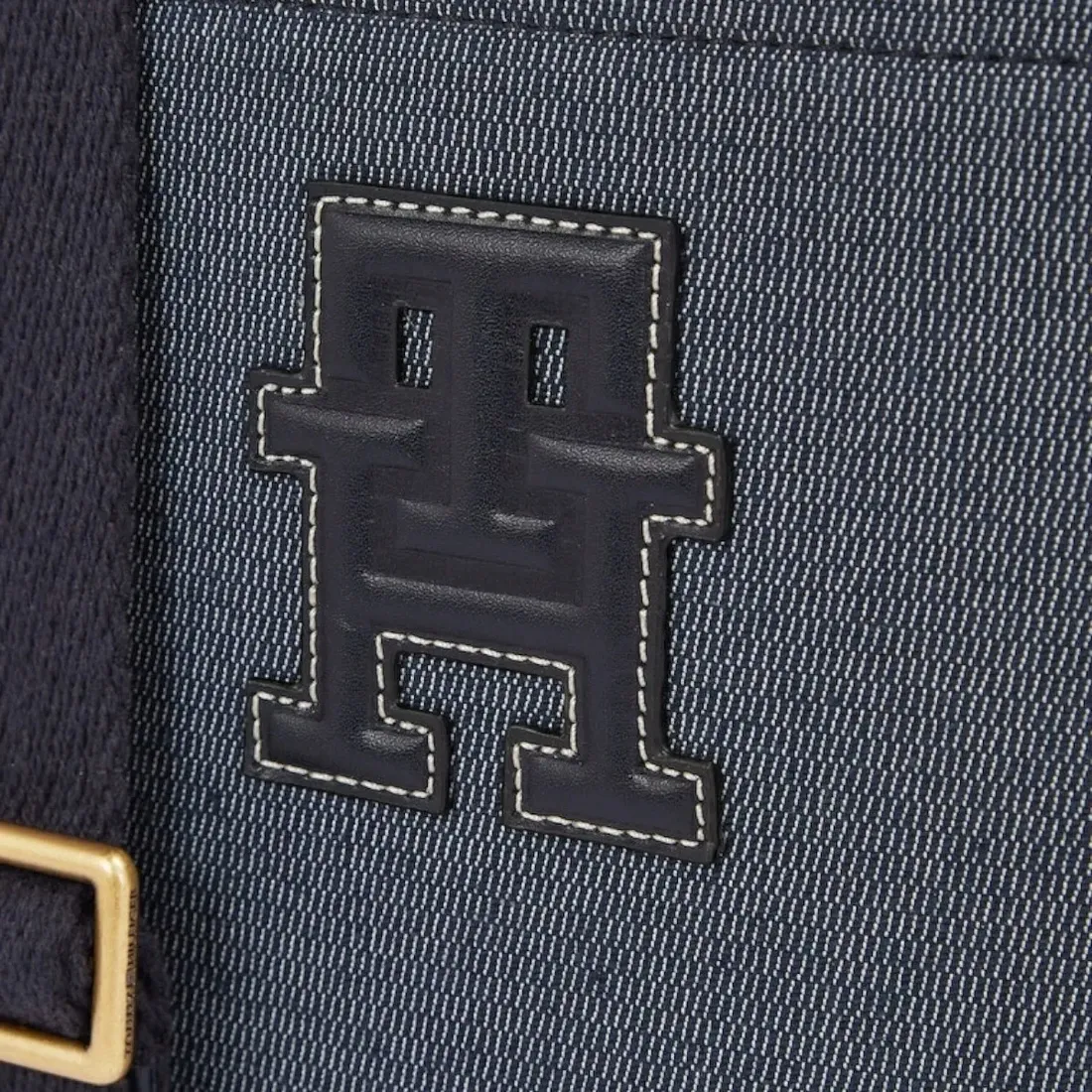 tommy-hilfiger-torba-listonoszka-monogram-granat