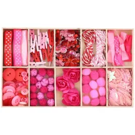 zestaw-ozdob-hobby-klamerki-wstazki-guziki-w-drewnianym-pudelku-rozowe-mix