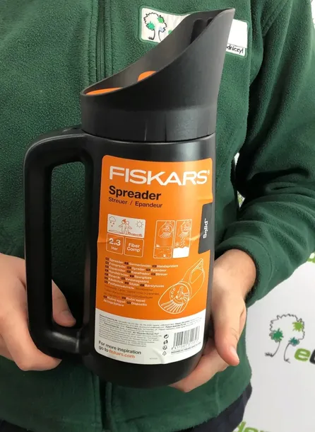 siewnik-fiskars-solid-do-piaskusoli-nawozow-seria-solid