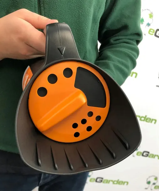 siewnik-fiskars-solid-do-piaskusoli-nawozow-waga-z-opakowaniem-1-kg