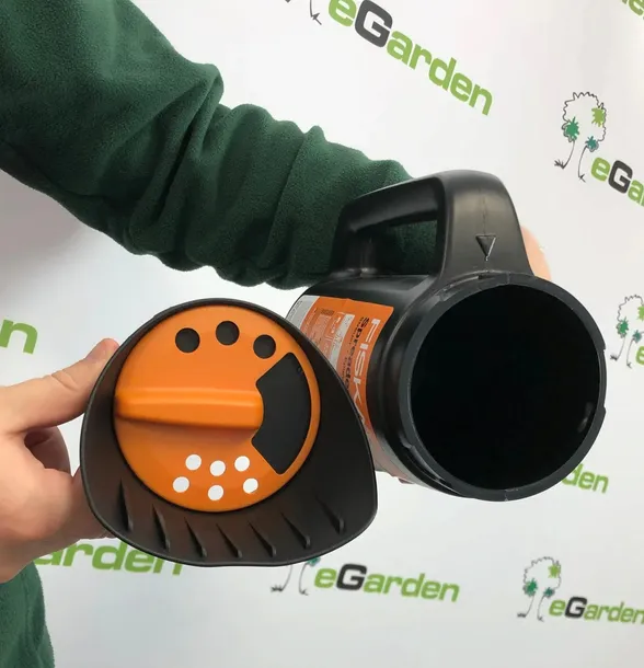 siewnik-fiskars-solid-do-piaskusoli-nawozow-zasilanie-reczne