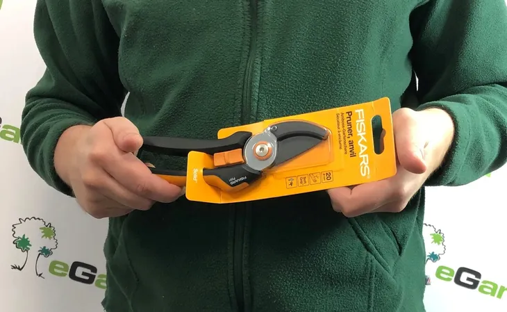 sekator-kowadelkowy-fiskars-solid-p361-marka-fiskars