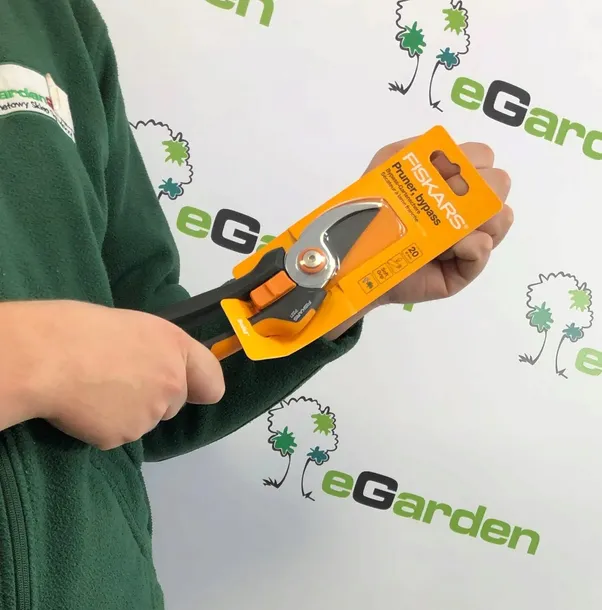 sekator-fiskars-nozycowy-solid-p321-zasilanie-reczne