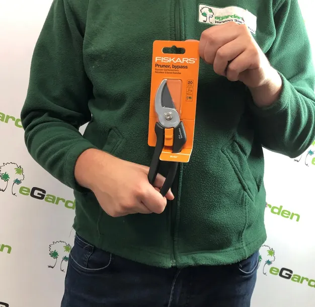 sekator-nozycowy-fiskars-solid-p121-marka-fiskars