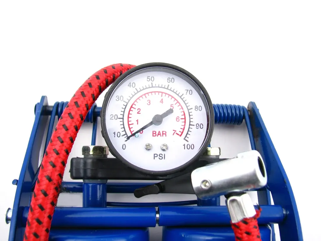 podlogowa-pompka-rowerowa-nozna-metalowa-manometr-stan-nowy