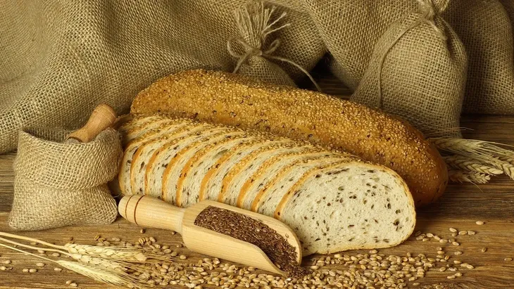 wypiekacz-do-chleba-12-programow-600w-forma-material-obudowy-tworzywo-sztuczne