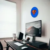 zegar-scienny-matowy-superman-niebieski-ksztalt-okragly