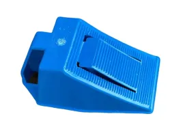 klin-pod-kolo-samochodu-blokada-kol-hamulec-niebie