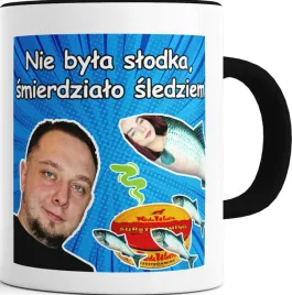 kubek-czarny-srodek-ucho-smierdzi-sledziem