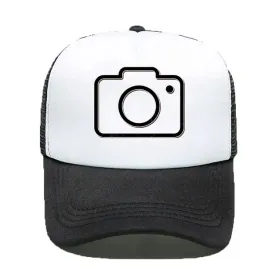 czapka-z-daszkiem-czarno-biala-fotografia