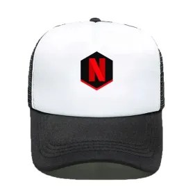 czapka-z-daszkiem-czarno-biala-netflix