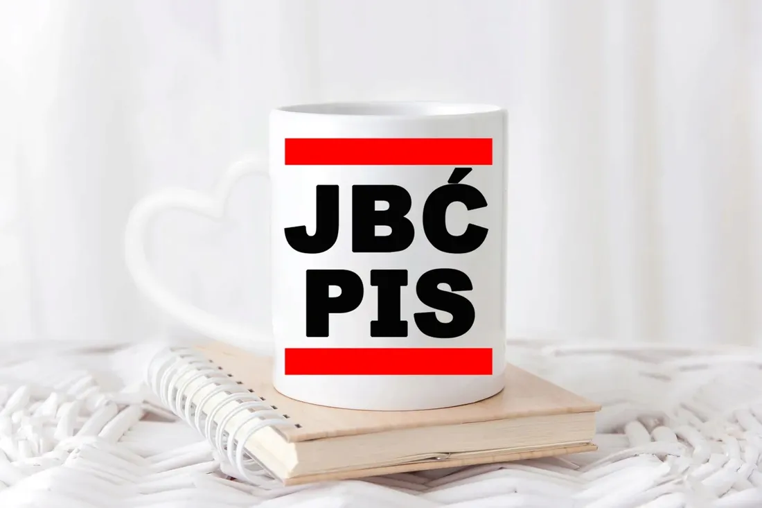kubek-bialy-uchwyt-serce-pis-03