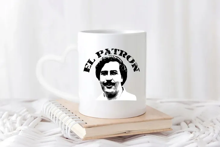 kubek-bialy-uchwyt-serce-narcos-01-stan-nowy