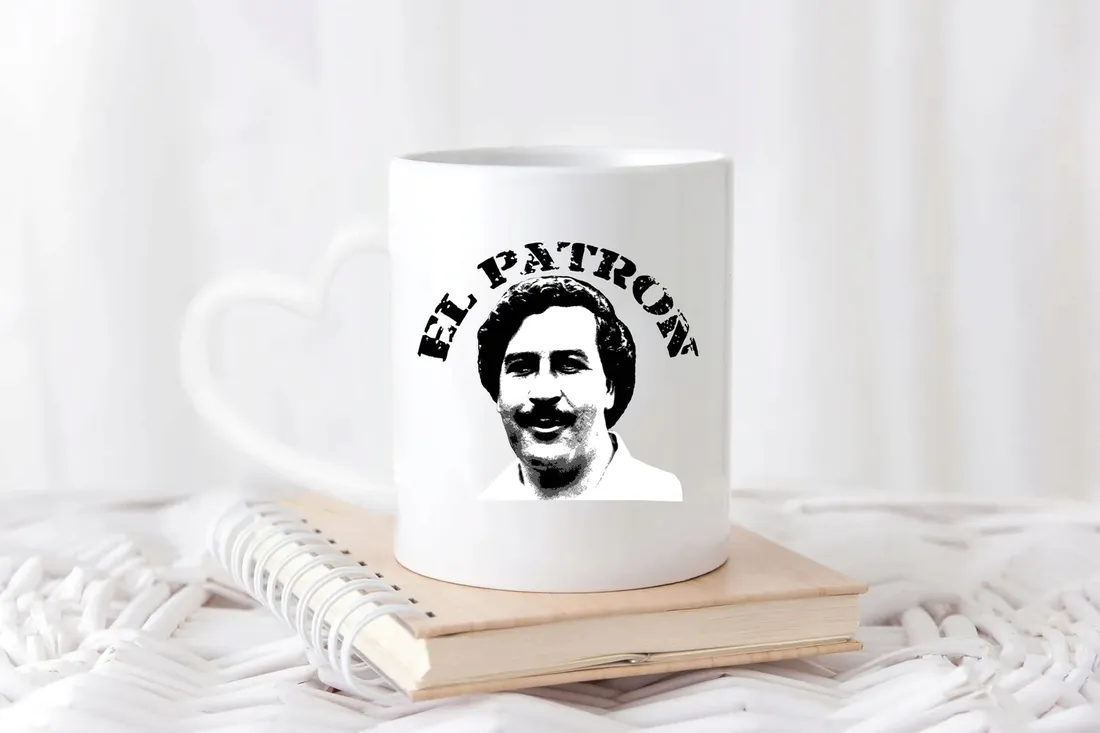 kubek-bialy-uchwyt-serce-narcos-01
