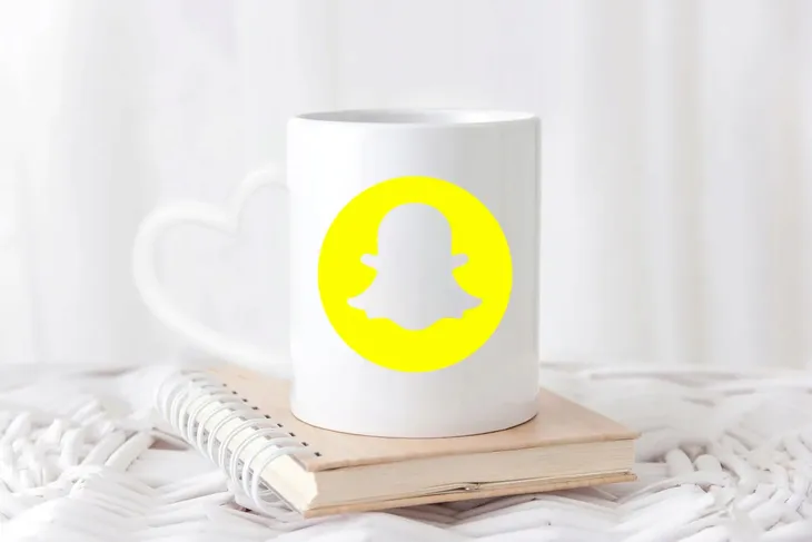 kubek-bialy-uchwyt-serce-snapchat-01-stan-nowy