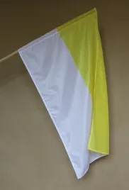 flaga-papieska-zolto-biala-90-x-150-cm-tunel-na-drzewiec