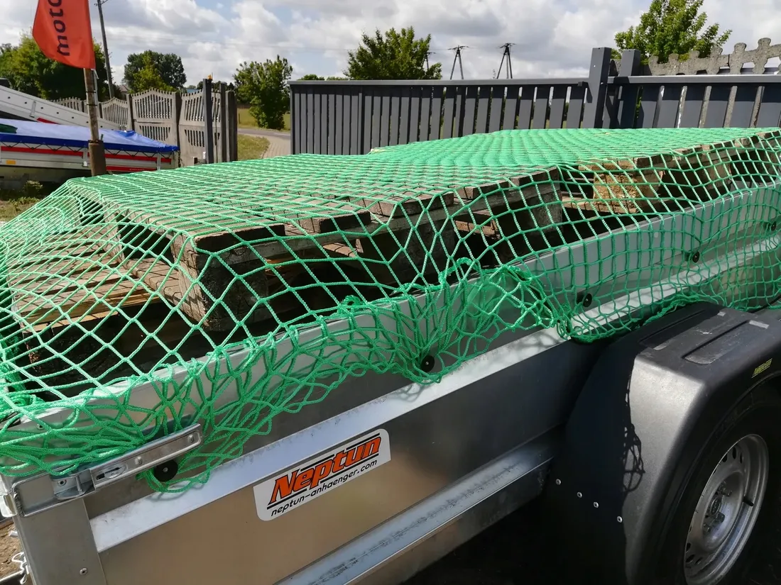 siatka-zabezpieczajaca-ladunek-do-przyczep-200x300