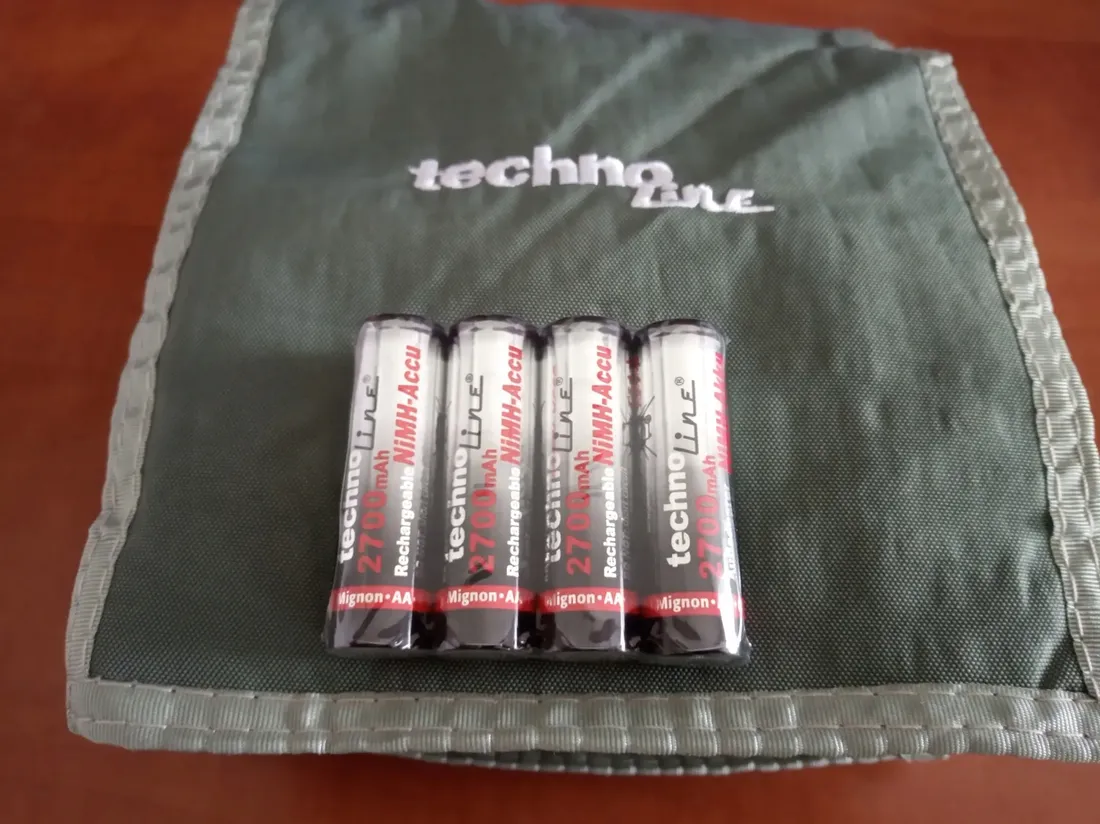 ladowarka-technoline-bc1000-akumulatorki-2700-mah