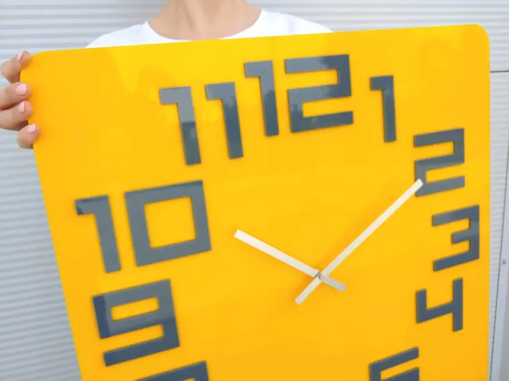 duzy-zegar-scienny-logic-59cm-zolty-polysk-marka-modernclock