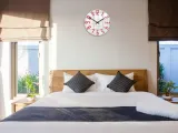 zegar-scienny-modernclock-slim-bialo-czerwony-3d-marka-modernclock