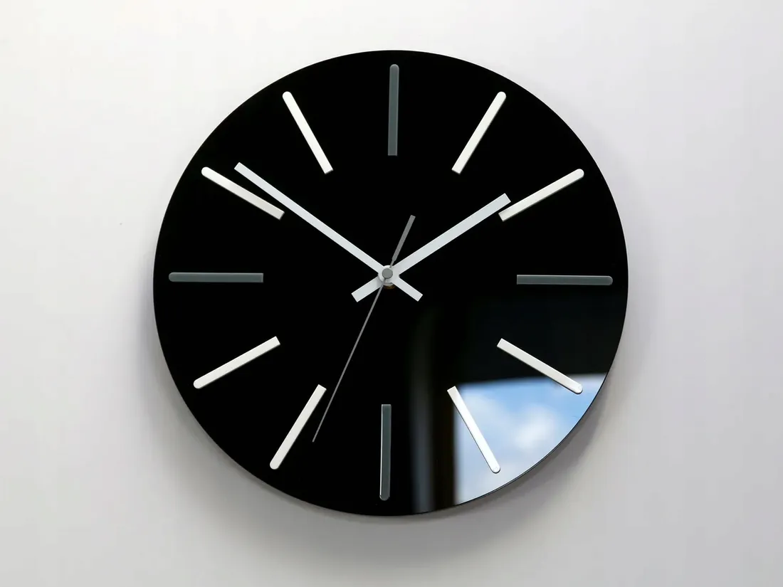 elegancki-zegar-scienny-modus-czytelny-design