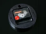 elegancki-zegar-scienny-modus-czytelny-design-cechy-dodatkowe-mechanizm-kwarcowy