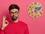 zegar-scieny-drewniany-mapa-swiata-cicha-3d-marka-modernclock