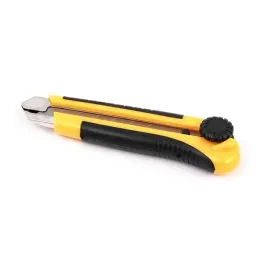 noz-nozyk-z-ostrzem-lamany-25mm-profi-schowek