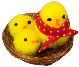 trzy-kurczaczki-wielkanocne-w-gniazdku-rodzinka-5cm-kurczak-gniadzko-stroik