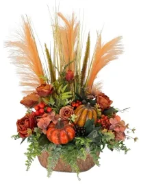 jesienna-kompozycja-dekoracyjna-z-dyniami-i-rozami-w-eleganckiej-glinianej