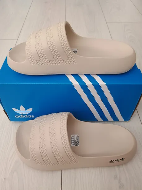 klapki-adidas-kolor-bezowy