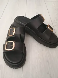 klapki-czarne-tamaris