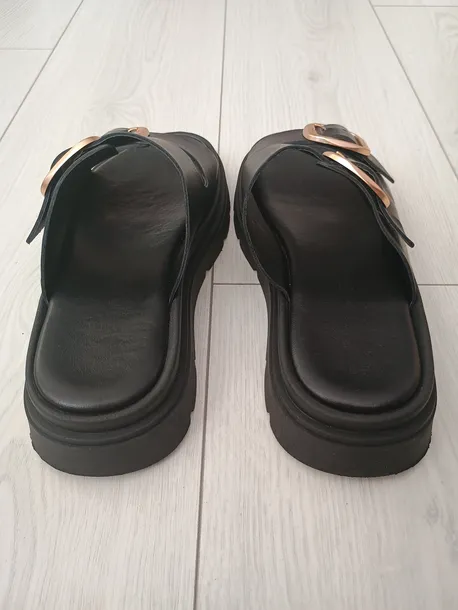 klapki-czarne-tamaris-marka-tamaris