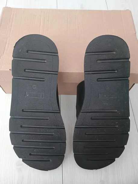 klapki-czarne-tamaris-wysokosc-obcasa-platformy-0-cm