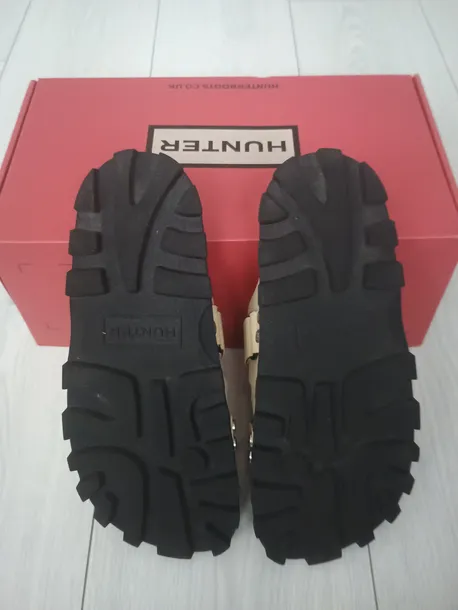 klapki-hunter-bezowe-cechy-dodatkowe-brak