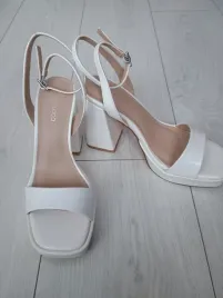 sandaly-na-obcasie-evenandodd