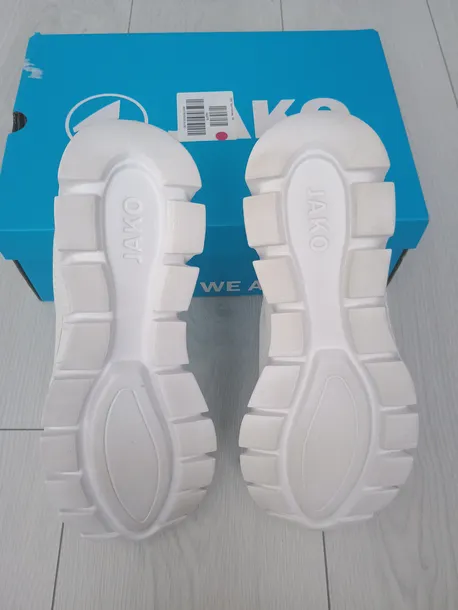 sneakersy-jako-wysokosc-brak-informacji