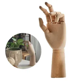 drewniana-dlon-ozdobna-figurka-rzezba-na-polke