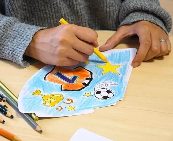 czapeczki-papierowe-pokoloruj-sam-pilka-nozna-6szt-waga-z-opakowaniem-0-5-kg