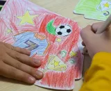 czapeczki-papierowe-pokoloruj-sam-pilka-nozna-6szt-okazje-uniwersalny