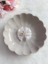 spinka-do-wlosow-biala-koronkowa-z-perelkami