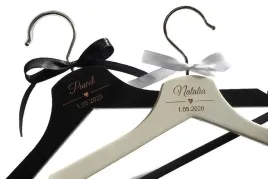 komplet-wieszakow-wieszaki-slubne-z-imionami-pary-mlodej-i-data-slubu