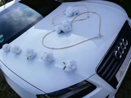 piekna-dekoracja-na-auto-slubne-ozdoby-weselne