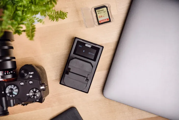 ladowarka-do-canon-eos-m-m2-100d-lcd-usb-typ-c-marka-newell-model-n-fdl-usb-c-lp-e12