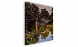 obraz-na-plotnie-068-most-w-lesie-60x60cm