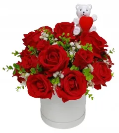 bukiet-na-dzien-kobiet-flower-box-czerwone-welurowe-roze-mis-gipsowka-35-cm