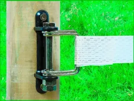 izolator-narozny-do-tasmy-ogrodzeniowej-20-40-mm-z-klamrami-kerbl