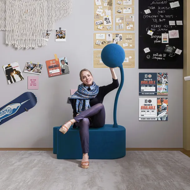 nowoczesna-niebieska-pufa-ksztalt-inny